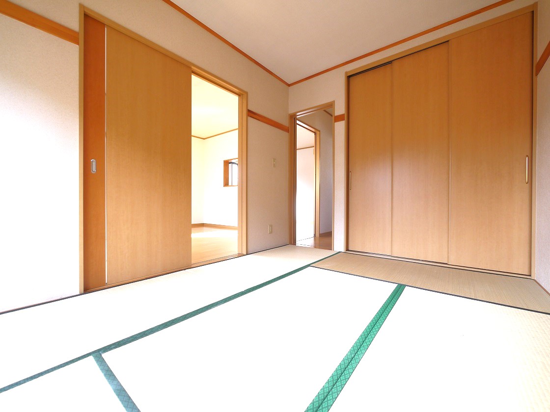 仕切りを開けると家族団らんの開放的空間。閉めれば固有のスペースが作れます