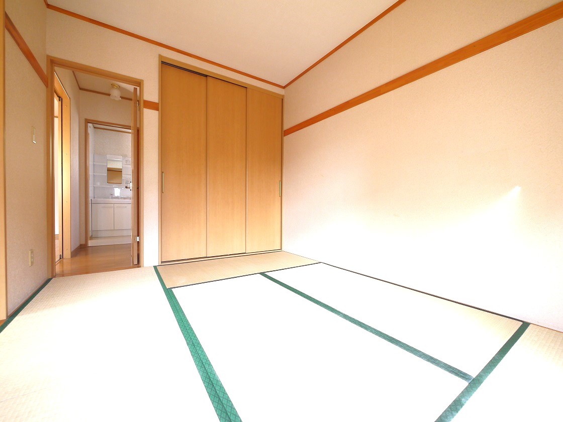 採光の良い6帖の和室はのんびりと寛げる空間