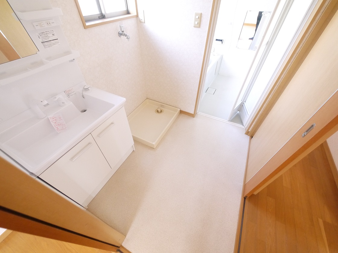 ご家族揃って身支度可能なゆとりの洗面室です