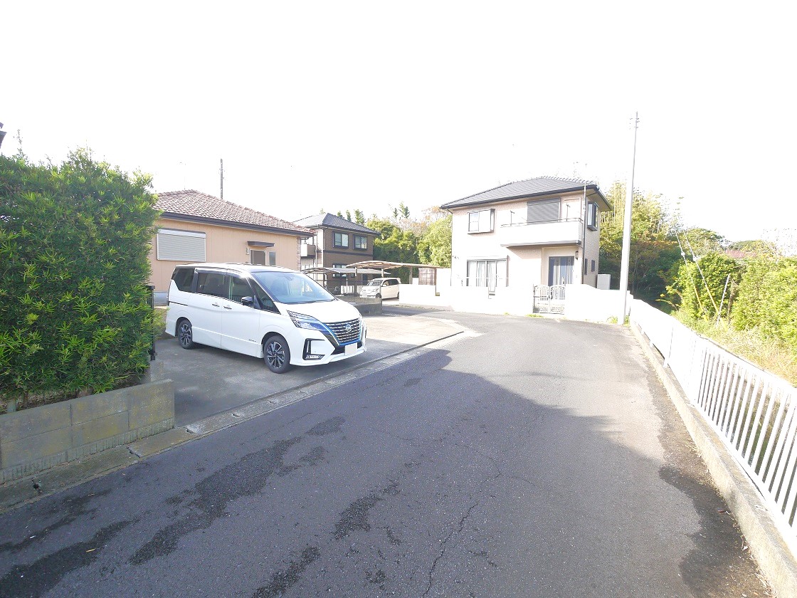 前面道路です(東側)