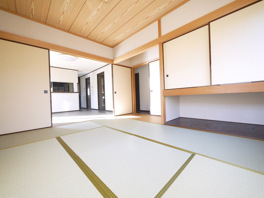 2WAYに使える8.4帖の和室。ふすまを開ければリビングと一体に。閉じれば独立した和室に。お客様の宿泊にも対応できる頼もしい空間です。