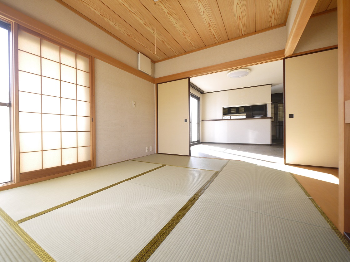 仕切りを開けると家族団らんの開放的空間。閉めれば固有のスペースが作れます