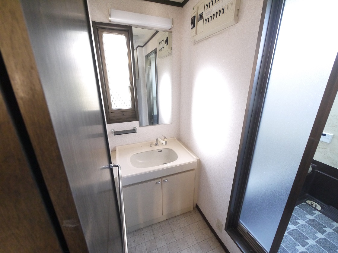 暮らしを快適に変えるシャワー付洗面台です