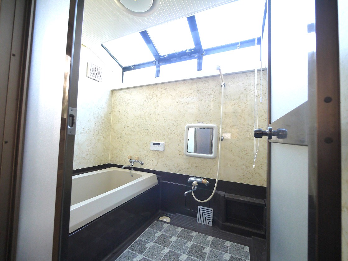 光が降り注ぐ浴室でゆっくりバスタイム