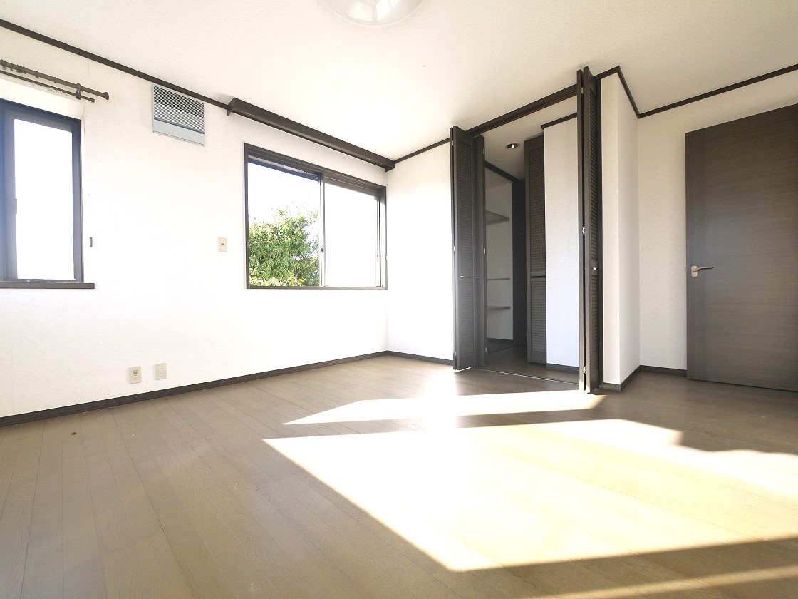 朝日がやさしく差し込むベッドルームには大容量のウォークインクローゼットをご用意。