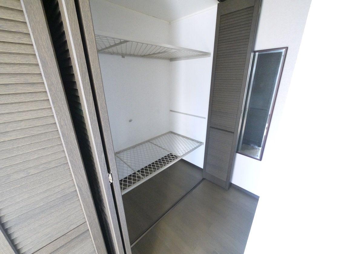 寝室には収納力豊富なウォークインクローゼットを設置 洋服や小物類など、目的に応じてすっきり美しい収納を実現します