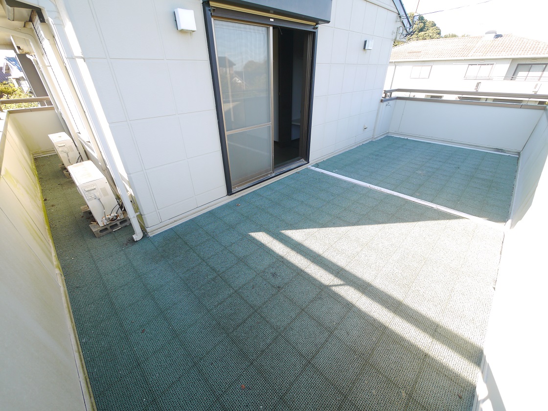 ワイドバルコニーはゆったりと、洗濯物も気持ちよく干せそう