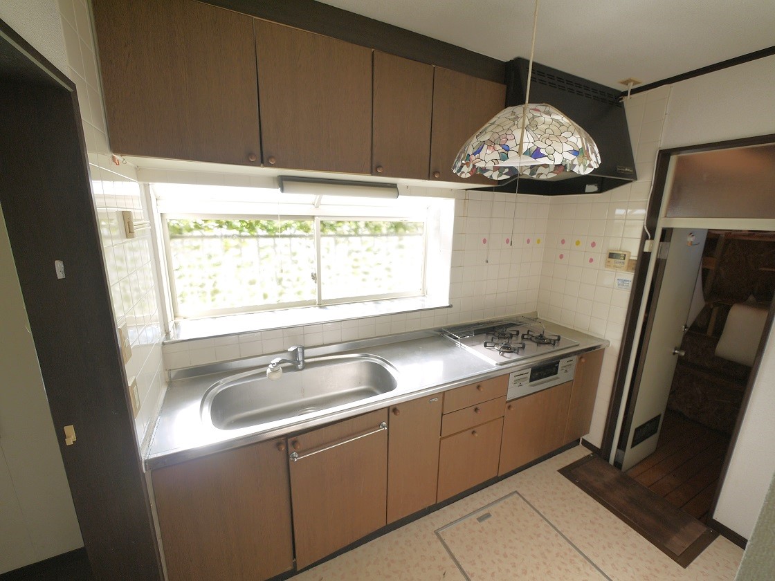 窓があり、暖かな陽が差し込みます。使い勝手の良いシステムキッチンです