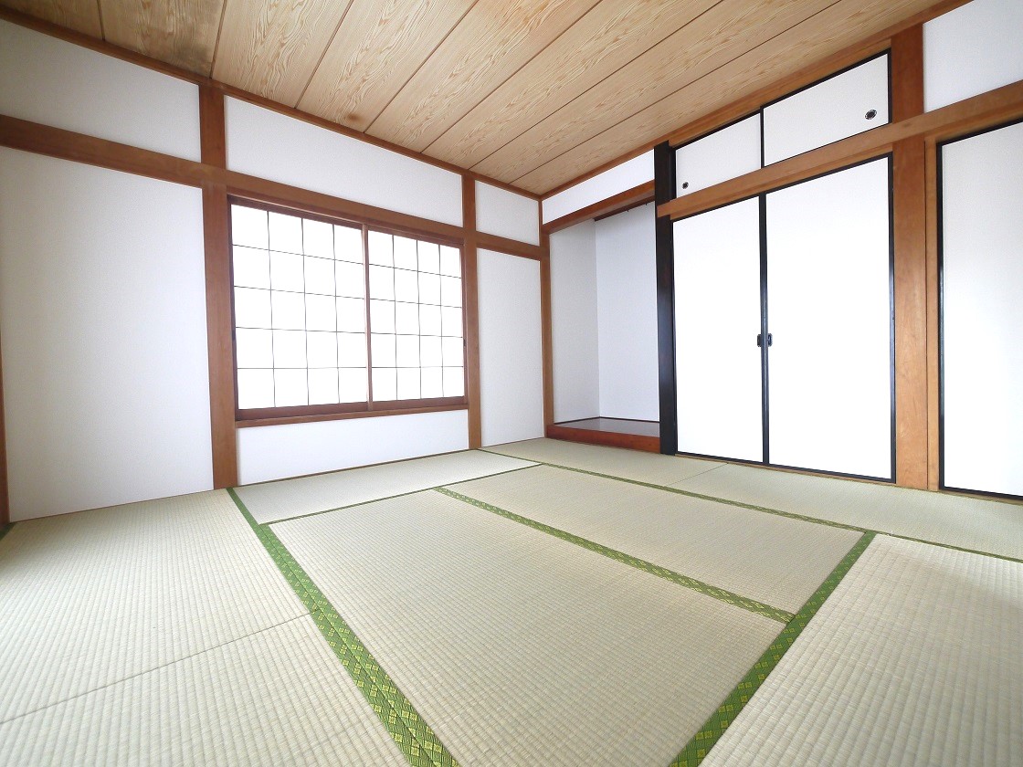 床の間付きの情緒漂う和室8帖です