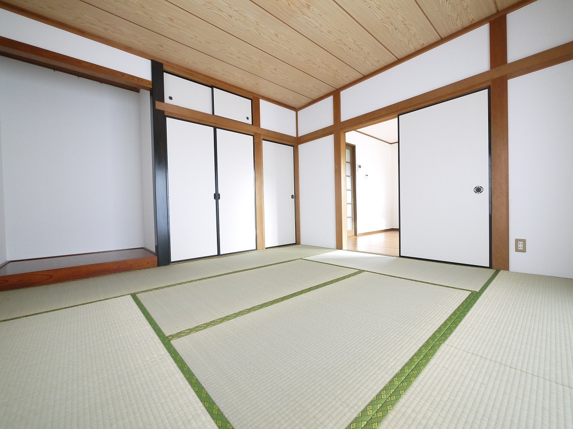 2WAYに使える8帖の和室。ふすまを開ければリビングと一体に。閉じれば独立した和室に。お客様の宿泊にも対応できる頼もしい空間です。