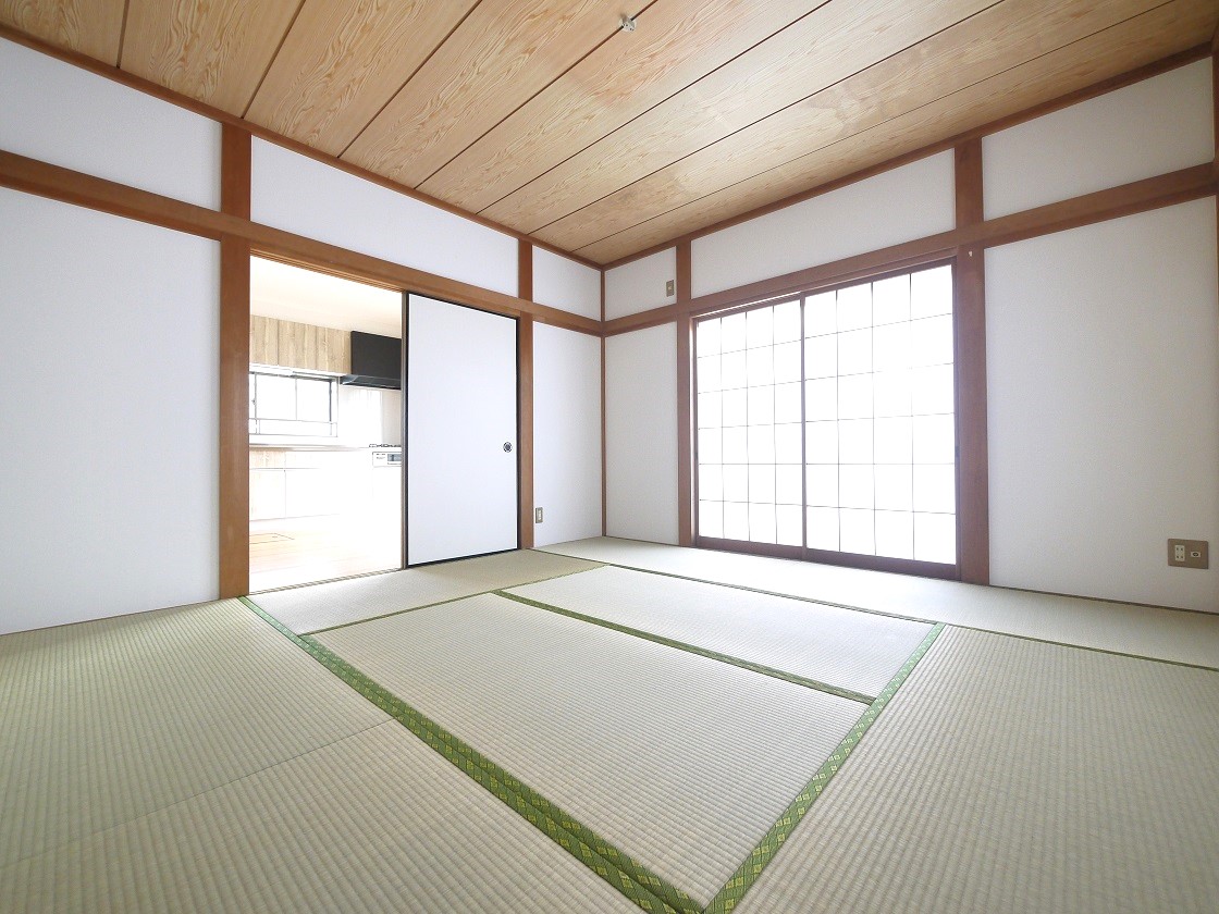 仕切りを開けると家族団らんの開放的空間。閉めれば固有のスペースが作れます