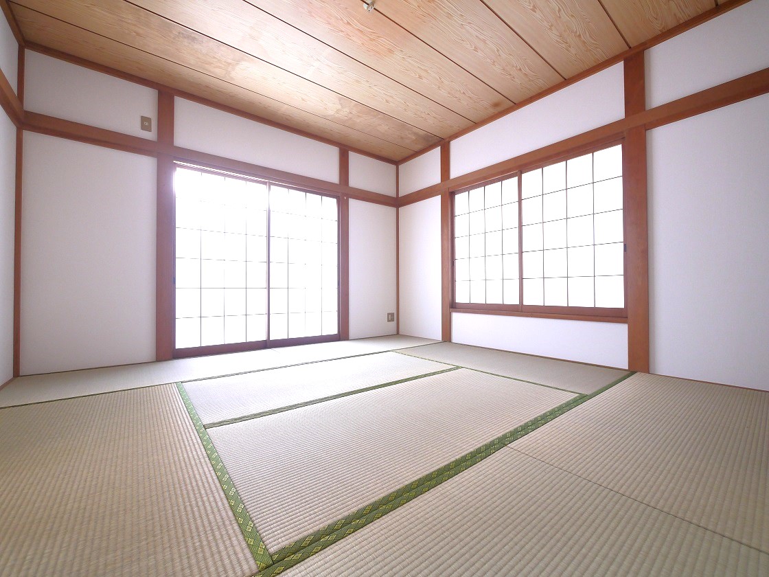 リビング隣の8帖の和室は、趣ある安らぎ空間。来訪時や家事スペースとしても重宝します