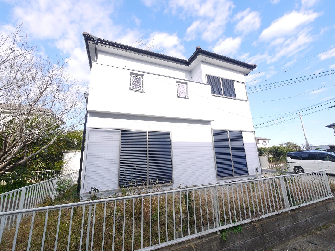 角地でやわらかな陽光さしこむ明るい住宅