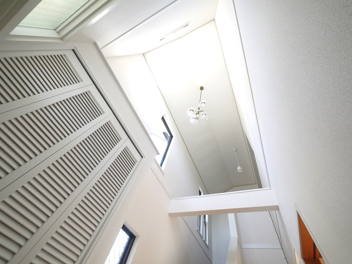 訪れる人に住空間の大きさを印象付ける、玄関の大きな吹抜けです