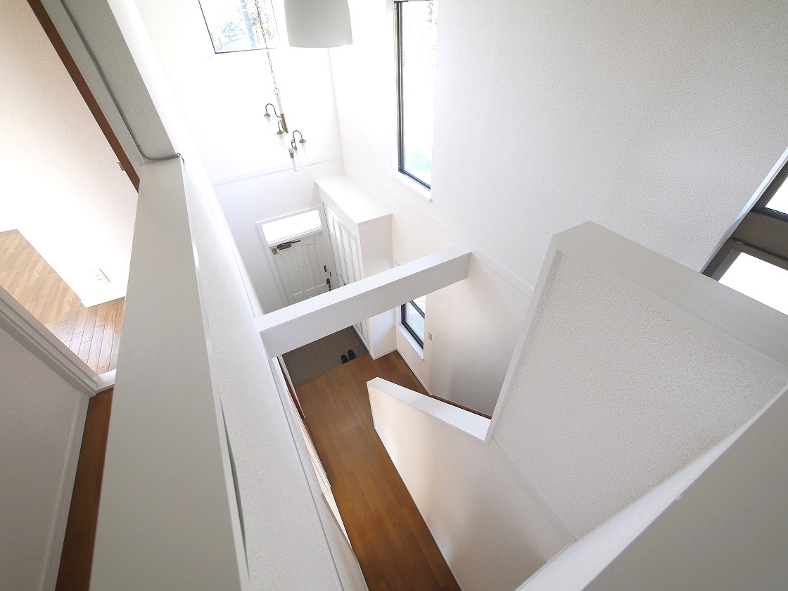 吹き抜けの光りで解放感を感じる玄関です