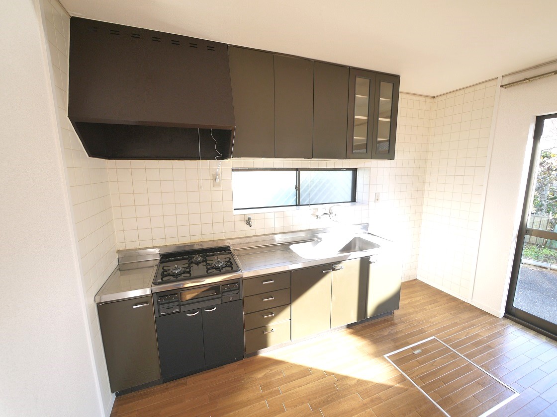 窓があり、暖かな陽が差し込みます。使い勝手の良いシステムキッチンです