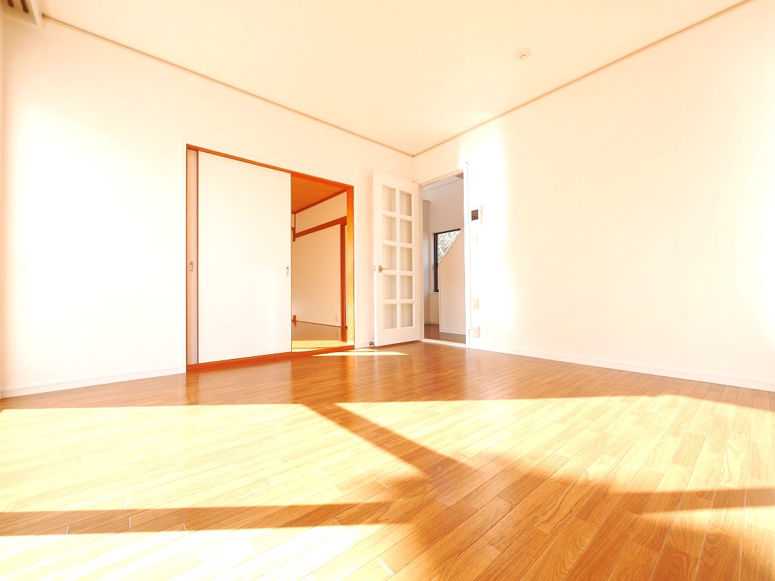 隣り合う和室を開放すれば、ひときわ広々とした空間になるリビングです