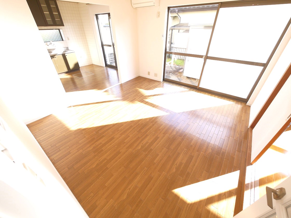 明るい陽差しが降り注ぐリビング ゆとりあふれる室内空間が心地よい暮らしを実現