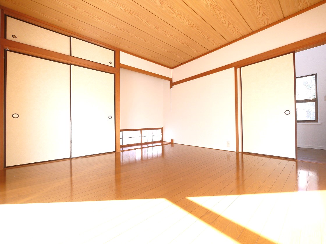 採光の良い8帖の洋室はのんびりと寛げる空間です