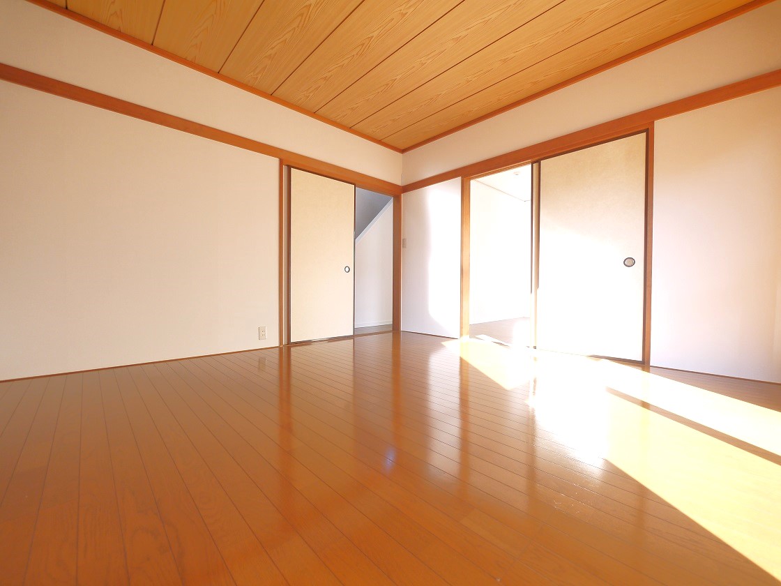 2WAYに使える8帖の洋室。仕切りを開ければリビングと一体に。閉じれば独立した洋室に。お客様の宿泊にも対応できる頼もしい空間です。