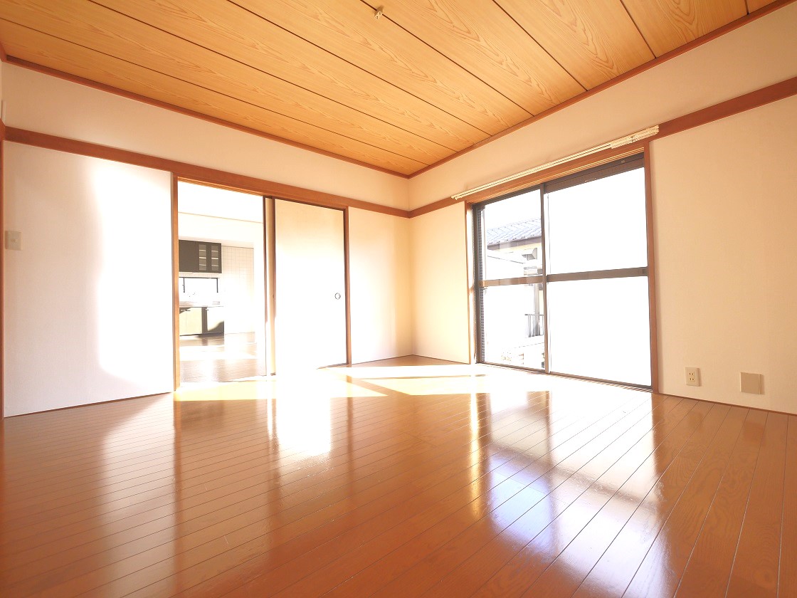 仕切りを開けると家族団らんの開放的空間。閉めれば固有のスペースが作れます