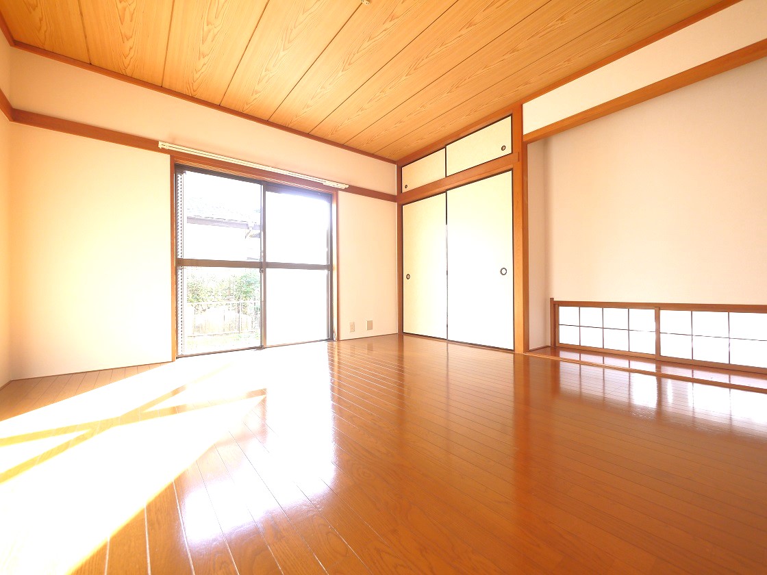 リビング隣の8帖の洋室は、趣ある安らぎ空間。来訪時や家事スペースとしても重宝します