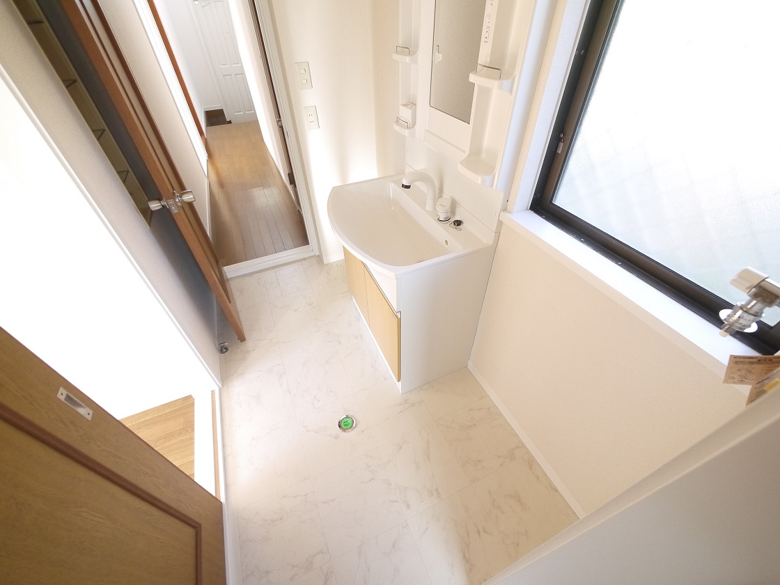 ご家族揃って身支度可能なゆとりの洗面室です