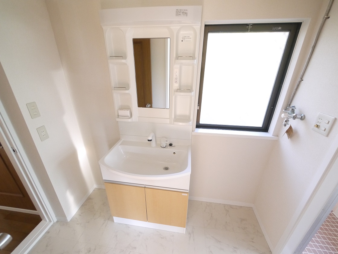 暮らしを快適に変えるシャワー付洗面台です