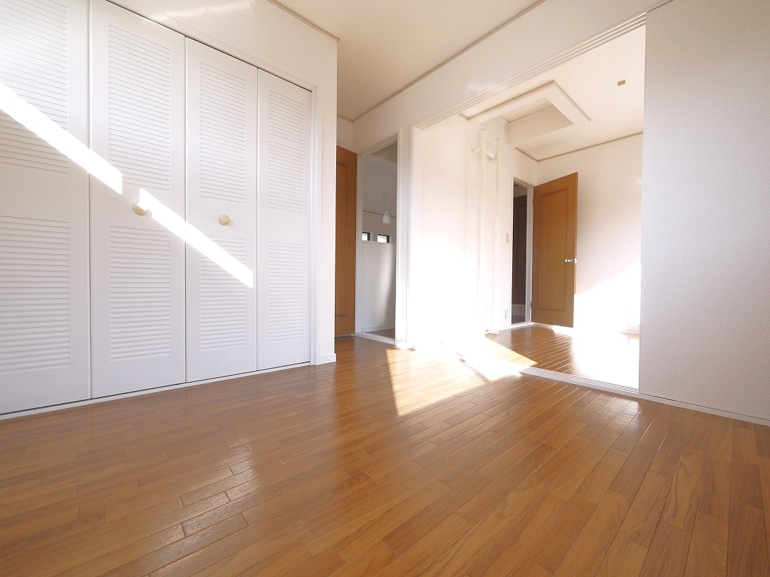 2F洋室5帖です(仕切りを開ければ9.5帖の洋室になります)