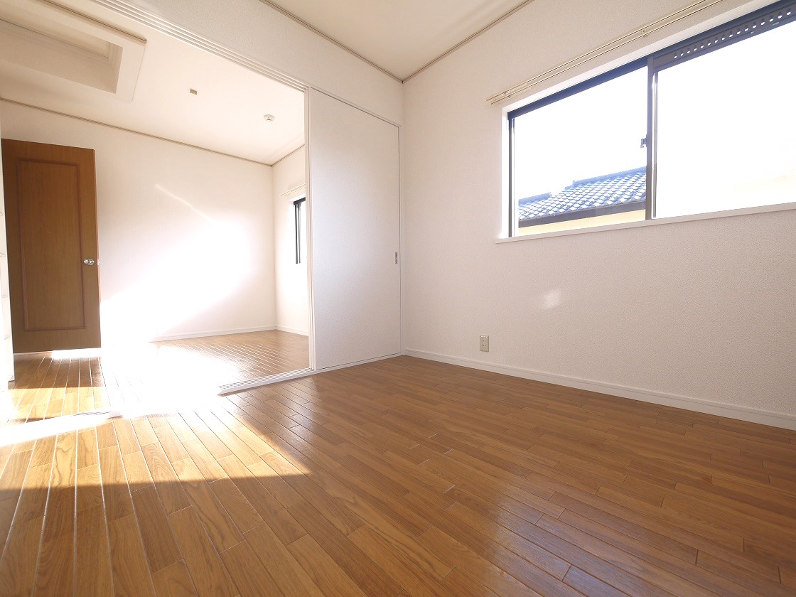 2F洋室5帖です(仕切りを開ければ9.5帖の洋室になります)