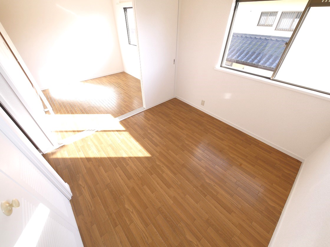 2F洋室5帖です(仕切りを開ければ9.5帖の洋室になります)