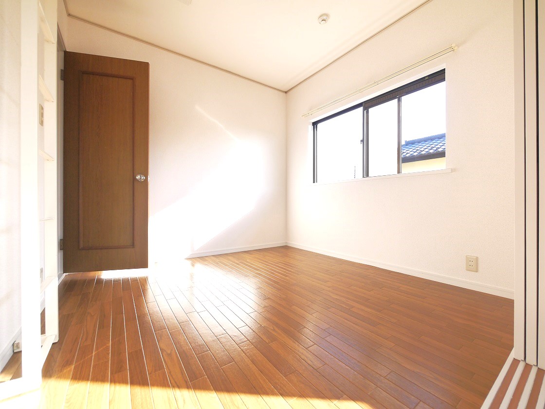 2F洋室4.5帖です(仕切りを開ければ9.5帖の洋室になります)