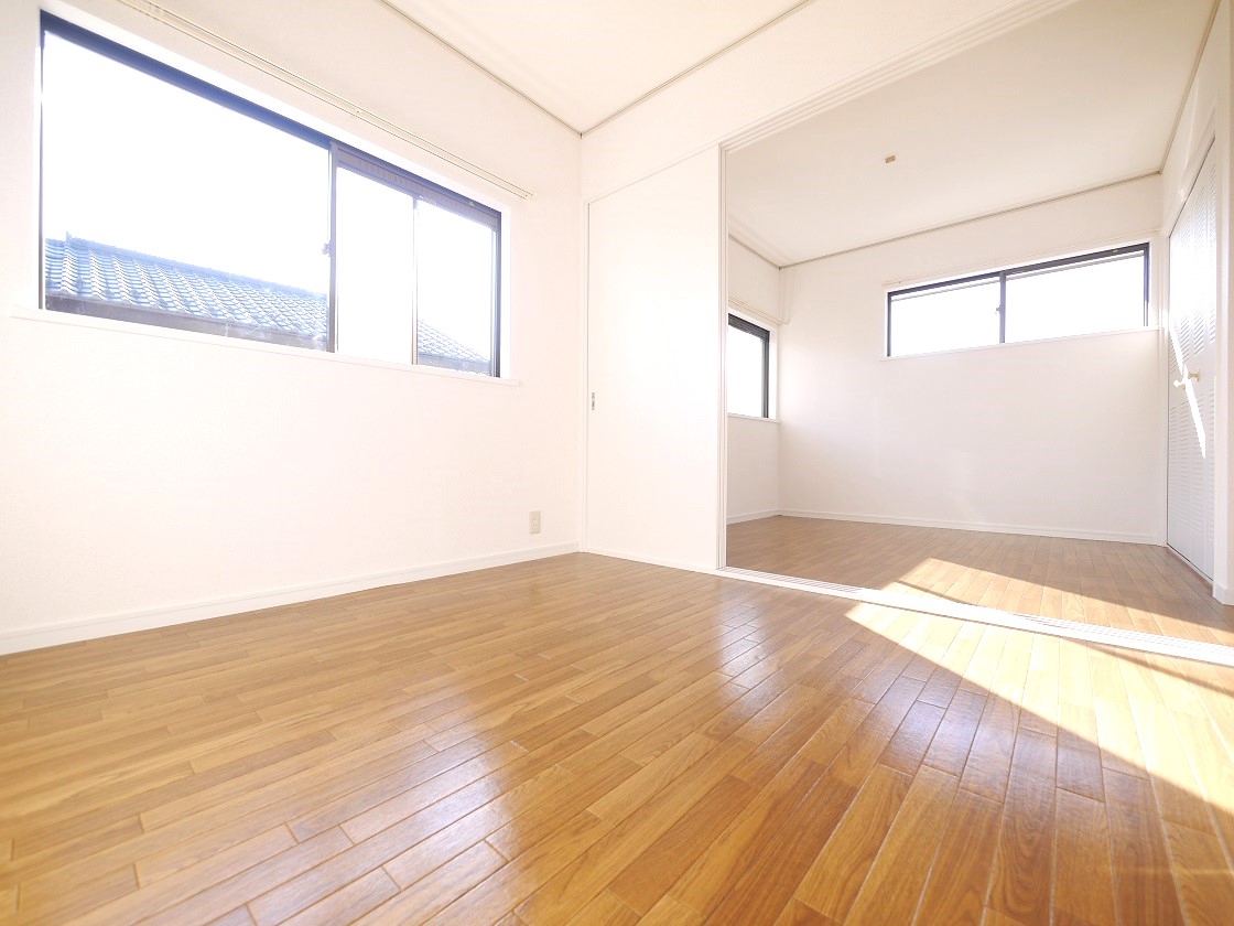 2F洋室4.5帖です(仕切りを開ければ9.5帖の洋室になります)小屋裏収納あり