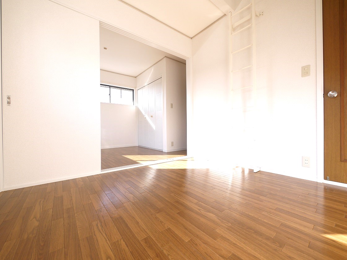 2F洋室4.5帖です(仕切りを開ければ9.5帖の洋室になります)小屋裏収納あり