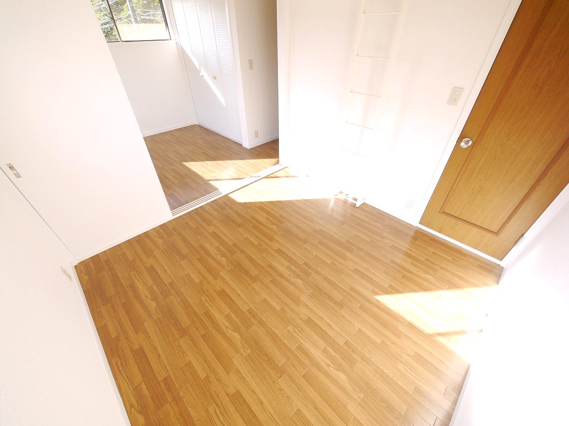 2F洋室4.5帖です(仕切りを開ければ9.5帖の洋室になります)小屋裏収納あり