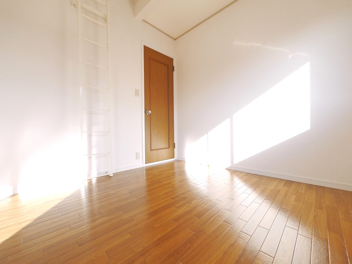 2F洋室4.5帖です(仕切りを開ければ9.5帖の洋室になります)小屋裏収納あり