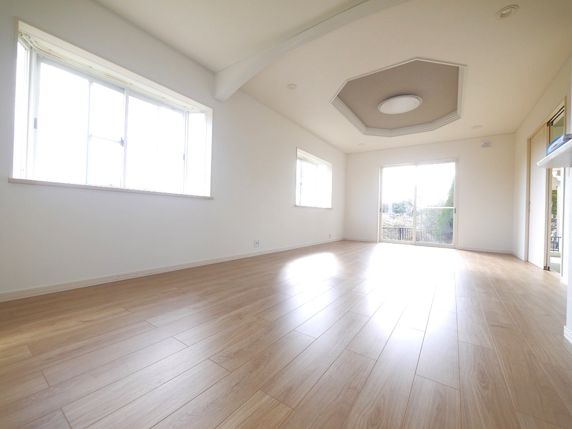 ご家族みんながゆったりくつろげる広々リビングです