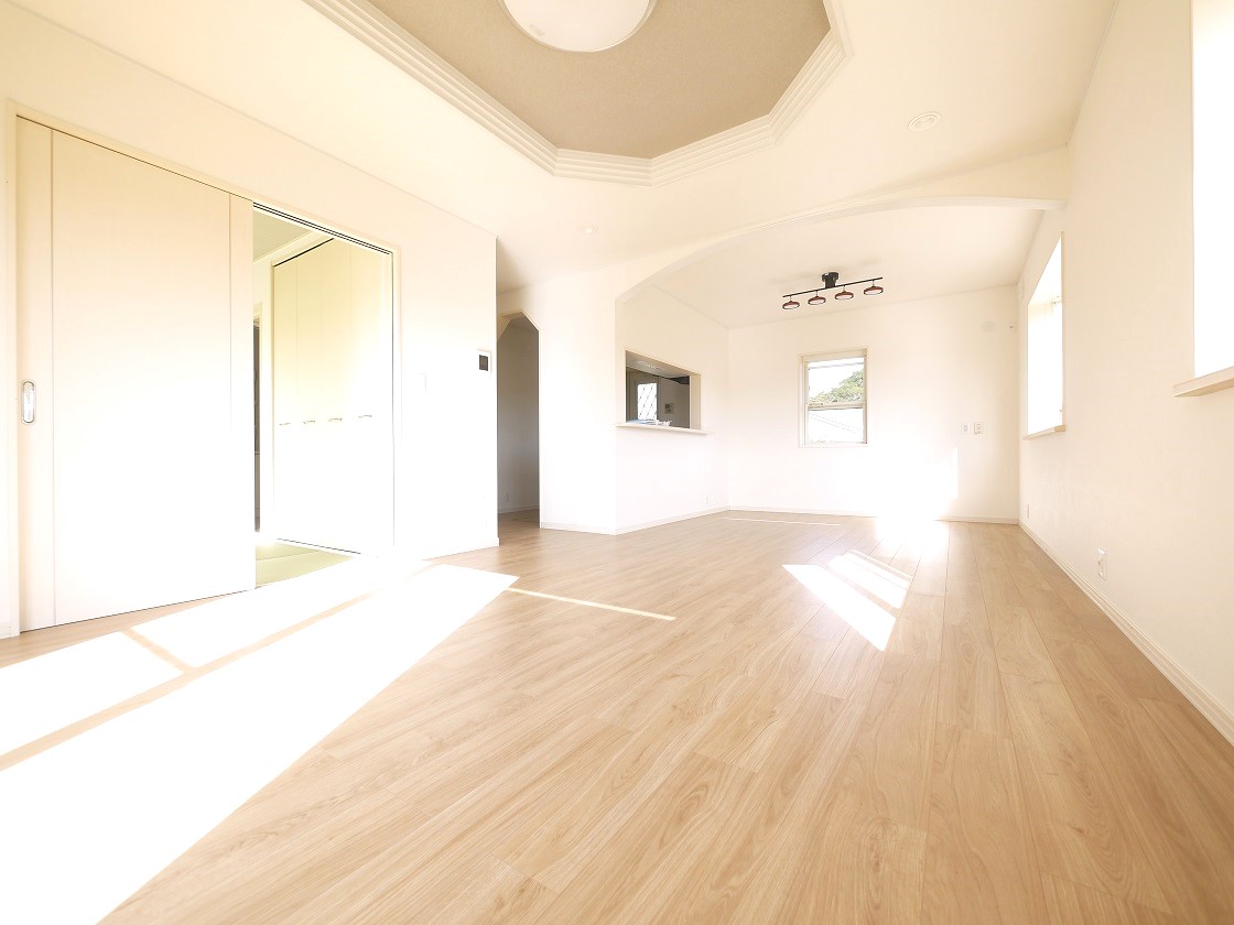 隣り合う和室を開放すれば、ひときわ広々とした空間になるリビングダイニング。