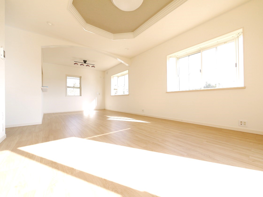 明るい陽差しが降り注ぐリビング ゆとりあふれる室内空間が心地よい暮らしを実現