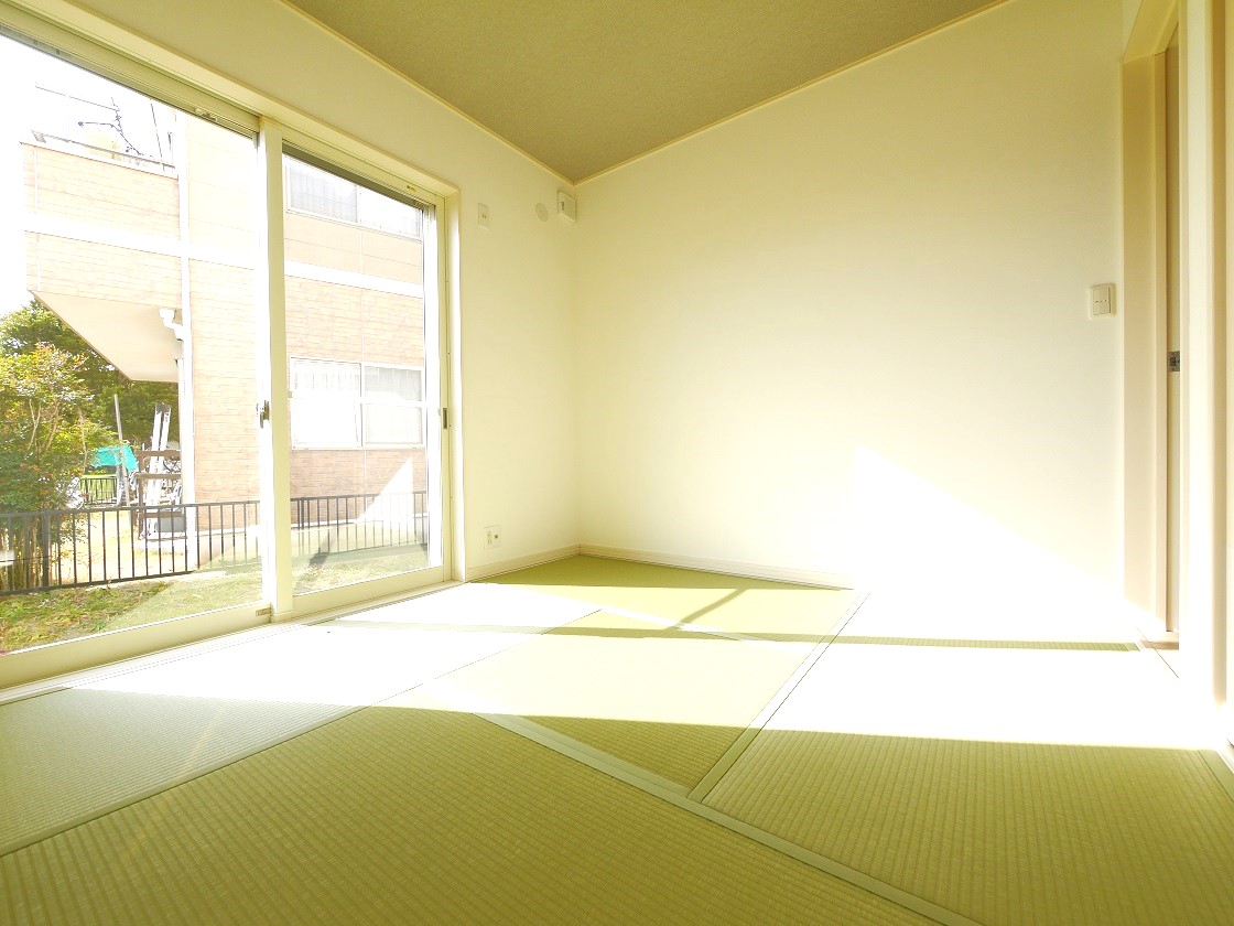 採光の良い4.5帖の和室はのんびりと寛げる空間