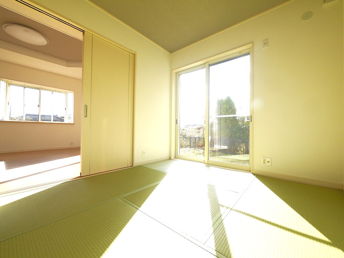 2WAYに使える和室。ふすまを開ければリビングと一体に。閉じれば独立した4.5帖の和室に。お客様の宿泊にも対応できる頼もしい空間です。