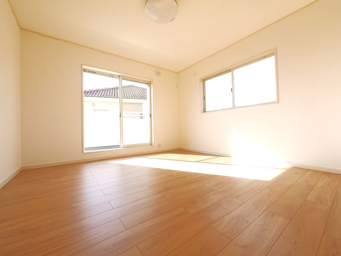 ご夫婦お二人のプライベートシーンを演出する、やすらぎとくつろぎの空間 2F洋室8帖です