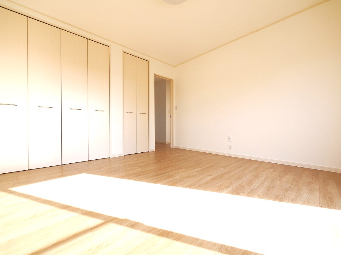 朝日がやさしく差し込むベッドルームには2ローゼットをご用意。