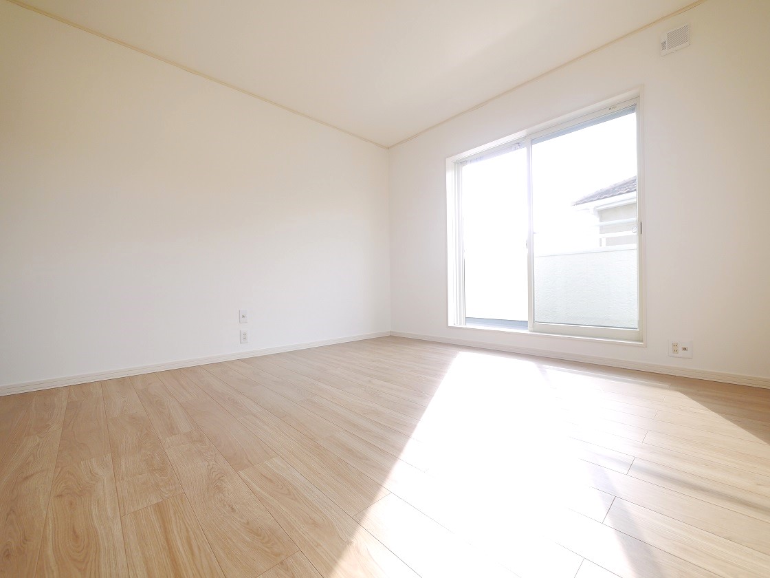 寛ぎの時間を紡ぎだす8帖の主寝室。大型ベッドを置いても余裕があります