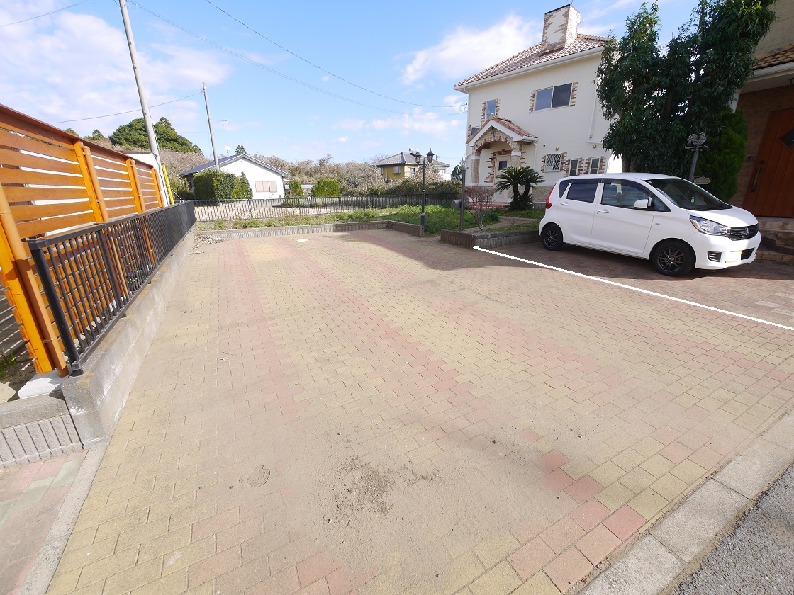 お友達が遊びに来られても安心のカースペース4台