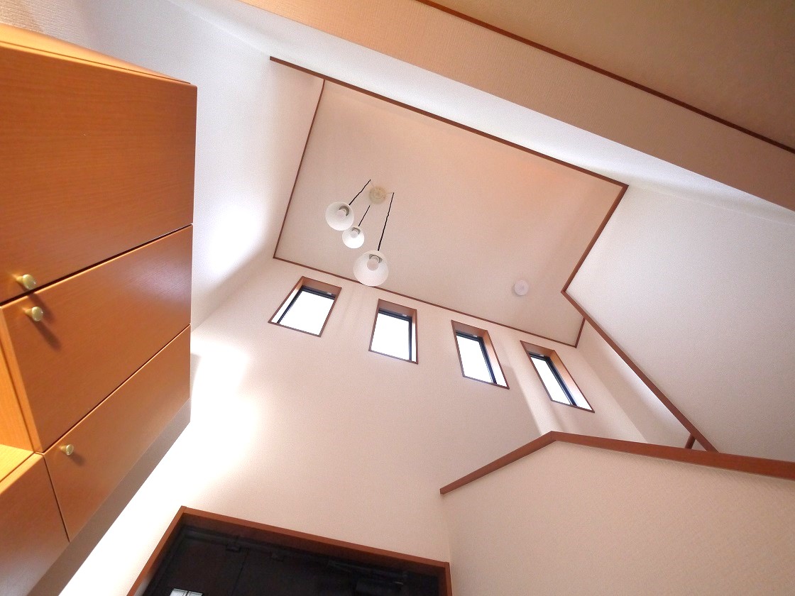 訪れる人に住空間の大きさを印象付ける、玄関の大きな吹抜けです