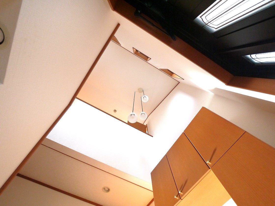 吹き抜けの光りで解放感を感じる玄関です