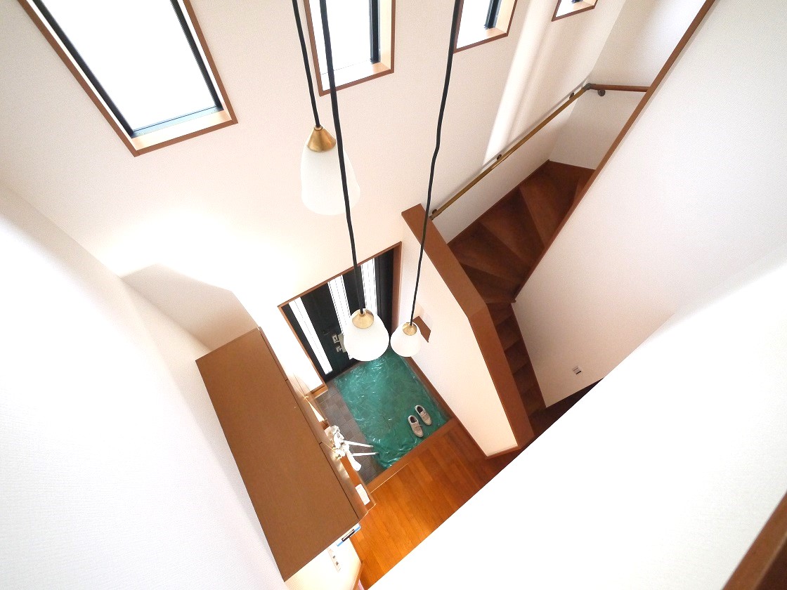 吹き抜けの光りで解放感を感じる玄関です