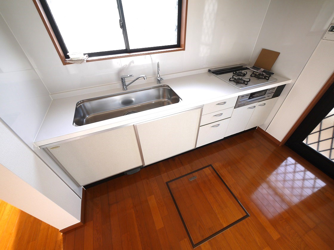 窓があり、暖かな陽が差し込みます。使い勝手の良いシステムキッチンです