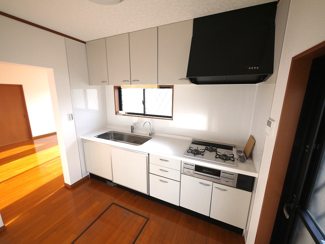 リビングから独立性を持たせたキッチンです